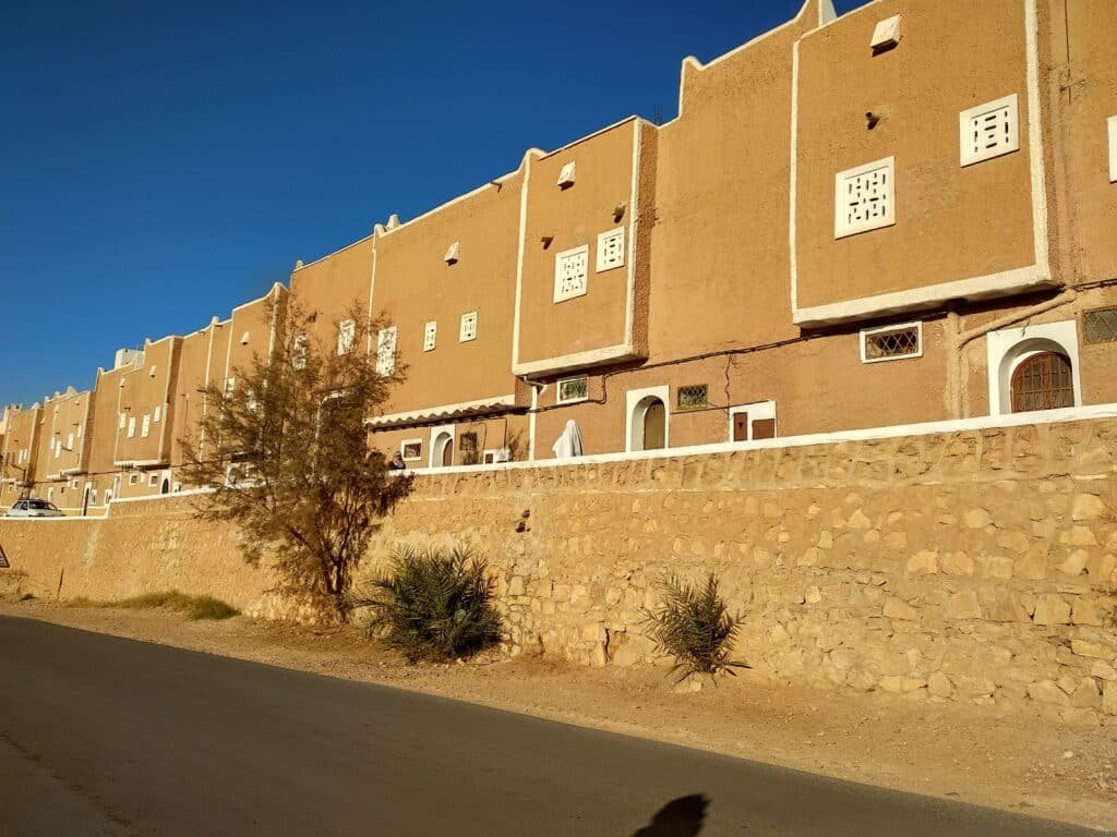 The Labyrinths of the M'zab Valley: In Search of the Cyclopes of Ghardaïa 22 Mozabites new neighbourhood, cross-cultural encounter Sahara